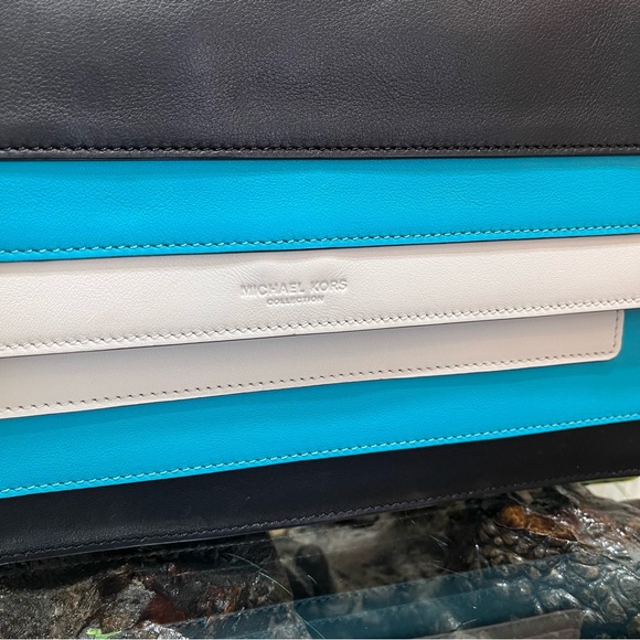 💥Vintage And RARE💥 Michael Kors Leather Flap Clutch/Handbag - Picture 3 of 14